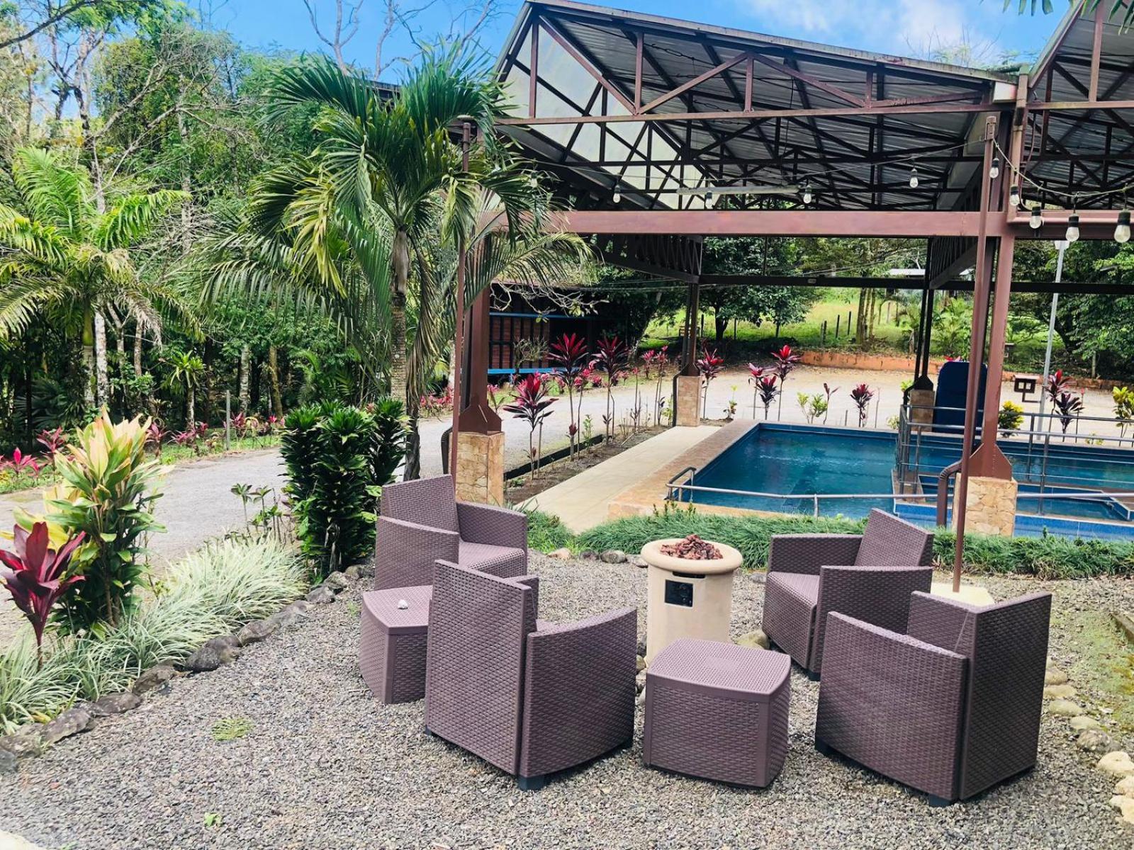 Avita Lodge Quesada  Exteriér fotografie