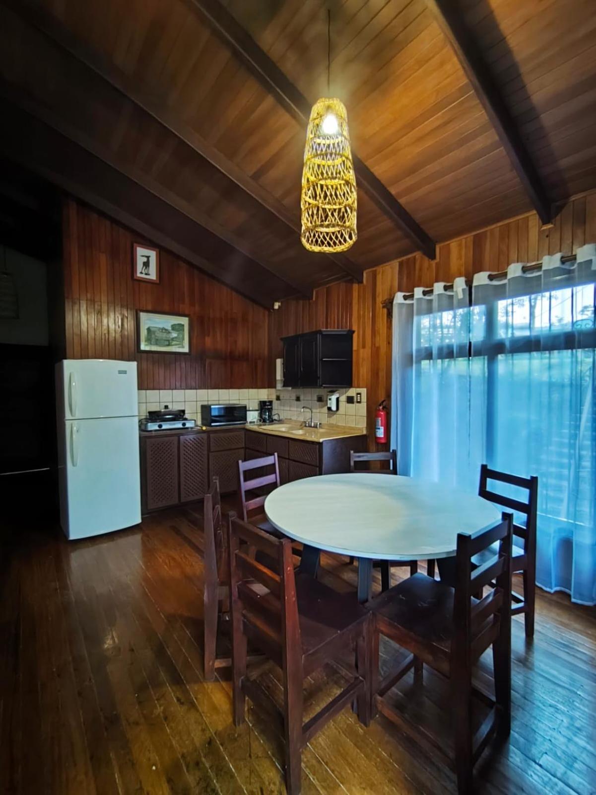 Avita Lodge Quesada  Exteriér fotografie